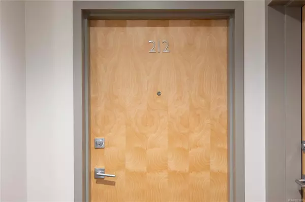 Nanaimo, BC V9R 0K4,20 Barsby Ave #212