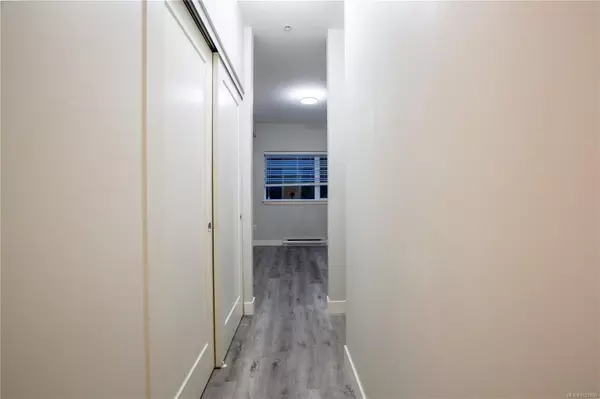 Nanaimo, BC V9R 0K4,20 Barsby Ave #212