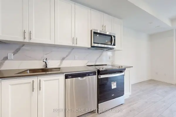 Newmarket, ON L3Y 0H4,17 Lytham Green CIR #4