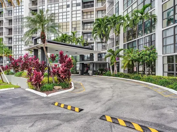 Hallandale Beach, FL 33009,800 Parkview Dr #524