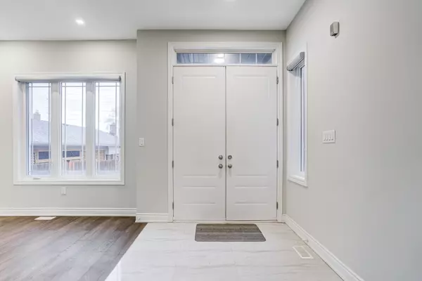 Oshawa, ON L1J 7S7,487 Aztec DR #7