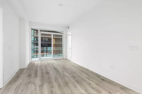 Toronto C10, ON M4P 1V7,110 Broadway AVE #2005