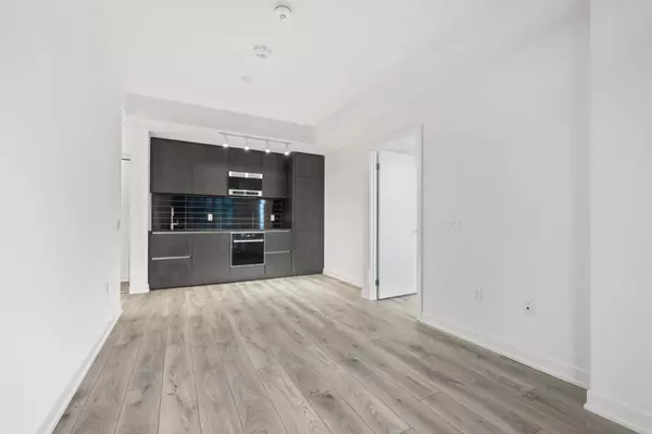 Toronto C10, ON M4P 1V7,110 Broadway AVE #2005