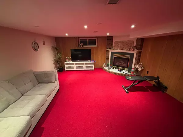 Richmond Hill, ON L4E 3G3,38 LAKE AVE