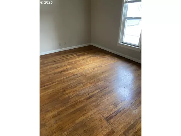 Portland, OR 97215,4320 SE HAWTHORNE BLVD