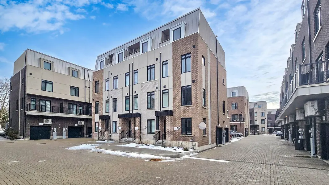 32 SPRUCE PINES CRES, Toronto C13, ON M4A 2X2