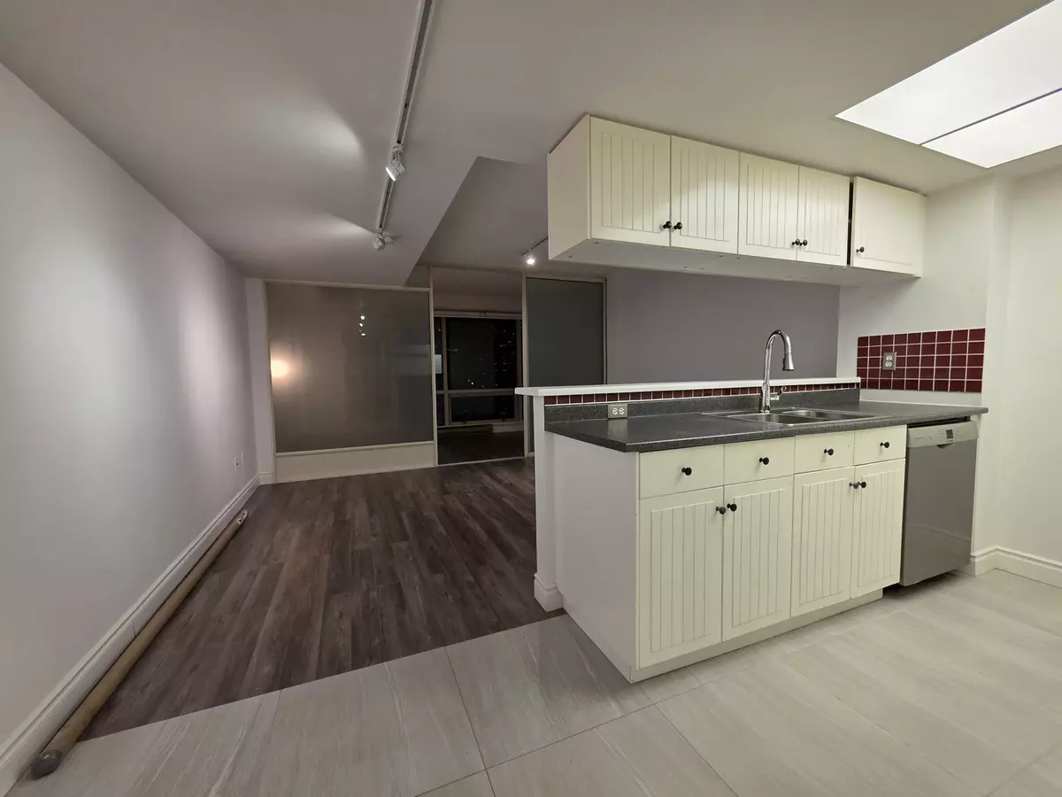 Toronto C01, ON M5S 3A6,1001 Bay ST #2513