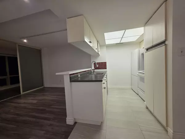 Toronto C01, ON M5S 3A6,1001 Bay ST #2513