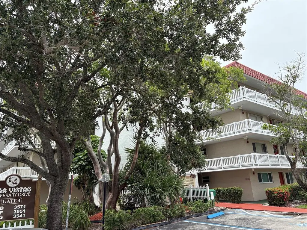 Lauderhill, FL 33319,3571 Inverrary Dr #209