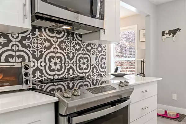 Sidney, BC V8L 2X6,9945 Fifth St #203