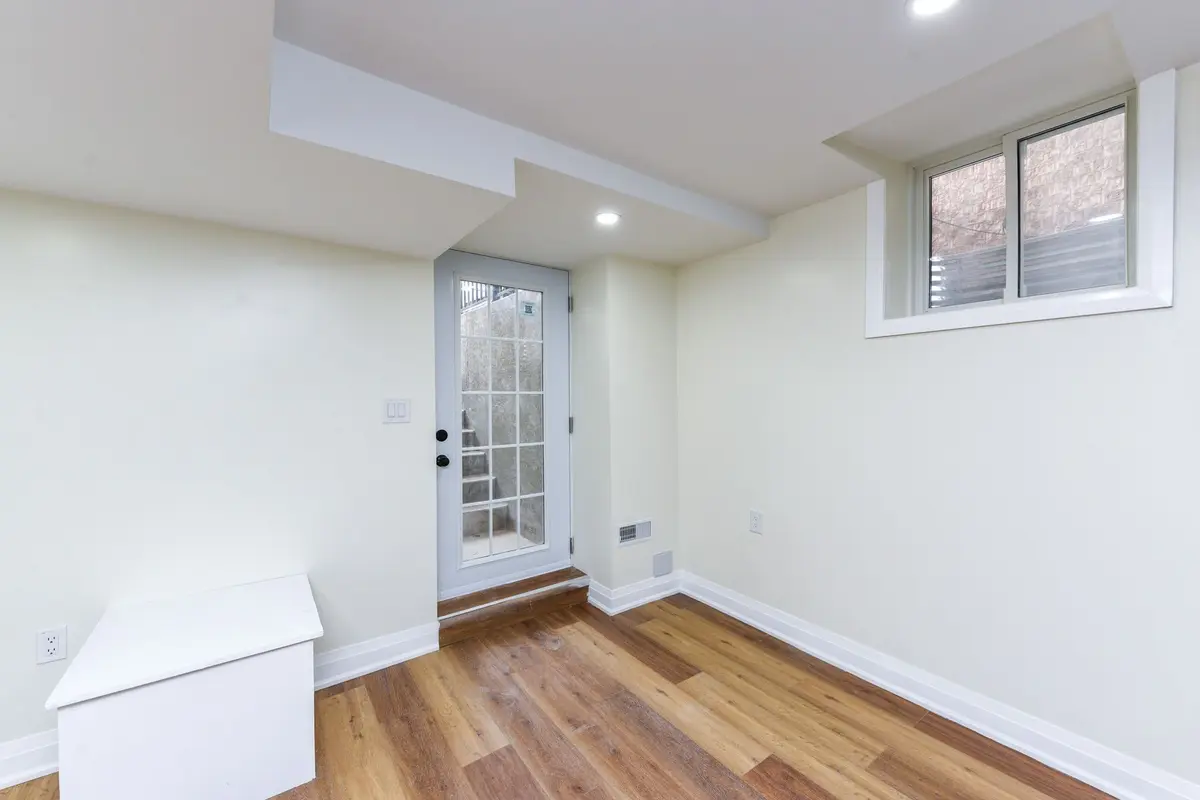 Mississauga, ON L5M 7A5,5744 Philip DR #Basement