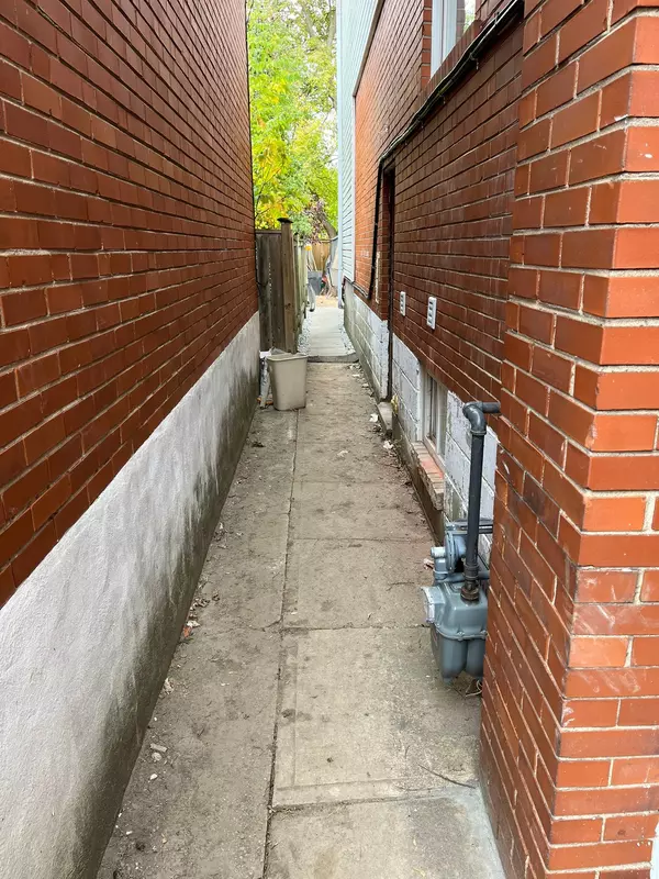 Toronto C04, ON M5N 1Z9,98 Frontenac AVE #1