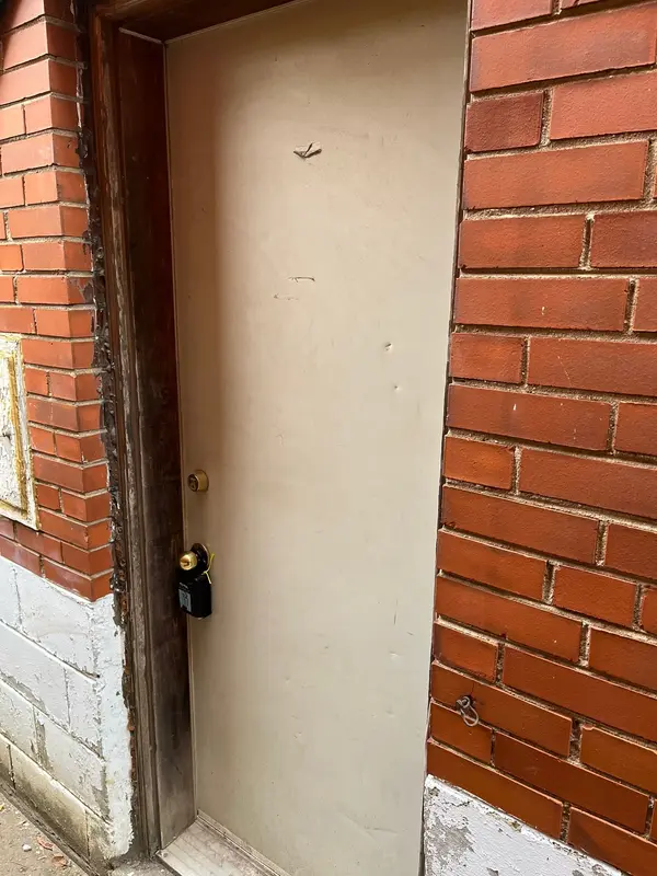 Toronto C04, ON M5N 1Z9,98 Frontenac AVE #1