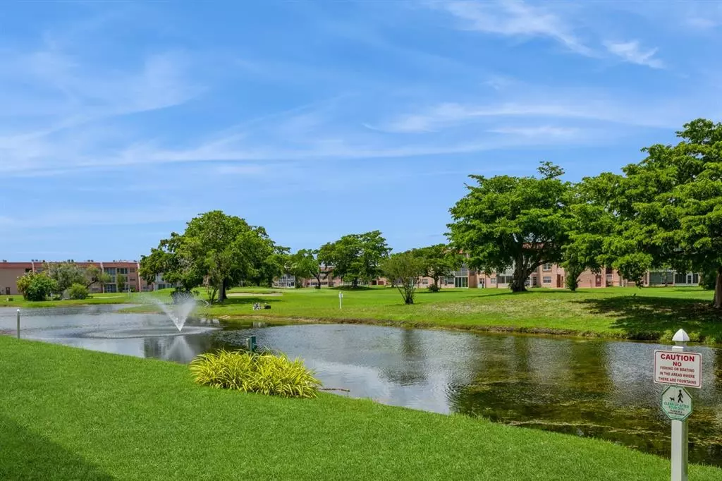 Sunrise, FL 33322,9181 Sunrise Lakes Blvd #306