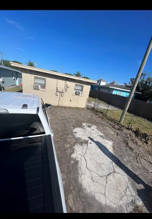 Fort Pierce, FL 34950,810 N 17th St