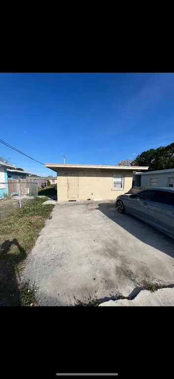 Fort Pierce, FL 34950,810 N 17th St