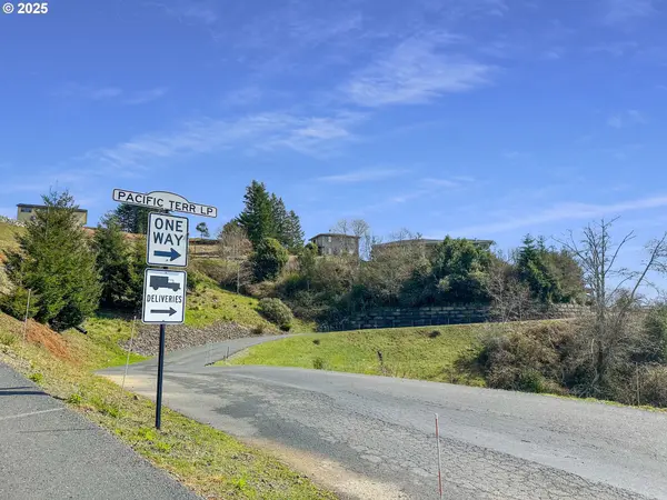 Brookings, OR 97415,6894 PACIFIC TERRACE LOOP