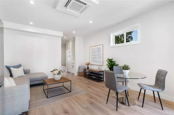 Esquimalt, BC V9A 4X3,910 Old Esquimalt Rd #1