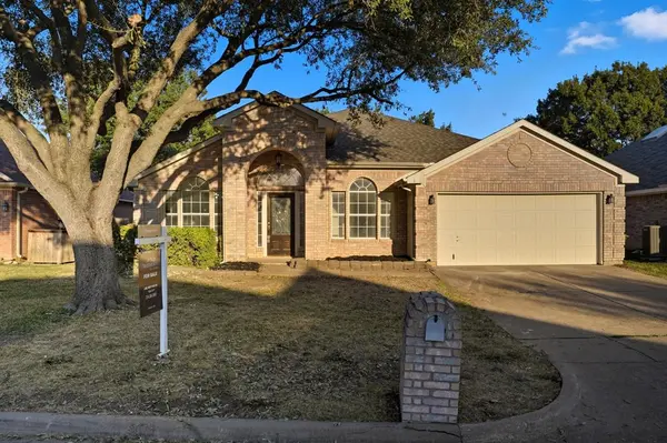6403 St Alban Court,  Arlington,  TX 76001