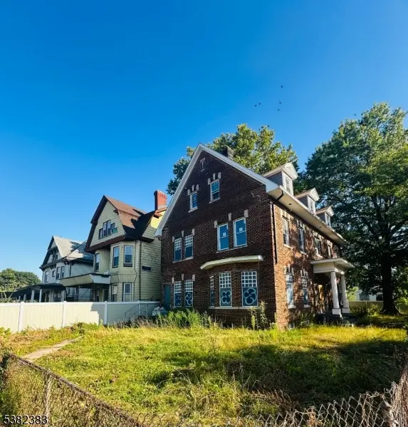 Newark City, NJ 07108,742 Clinton Ave