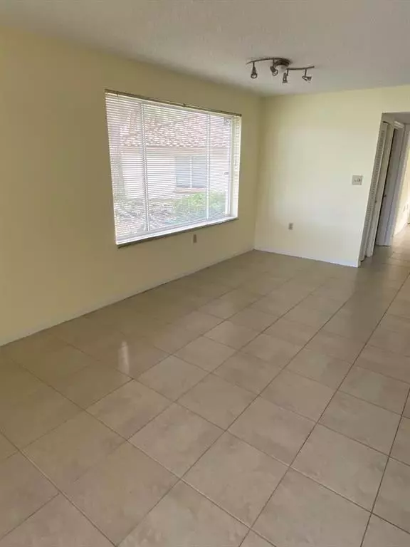 West Palm Beach, FL 33409,12104 Glenmoor Dr #12104