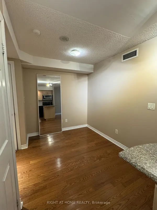 Toronto C01, ON M5V 3P6,250 Wellington ST W #644