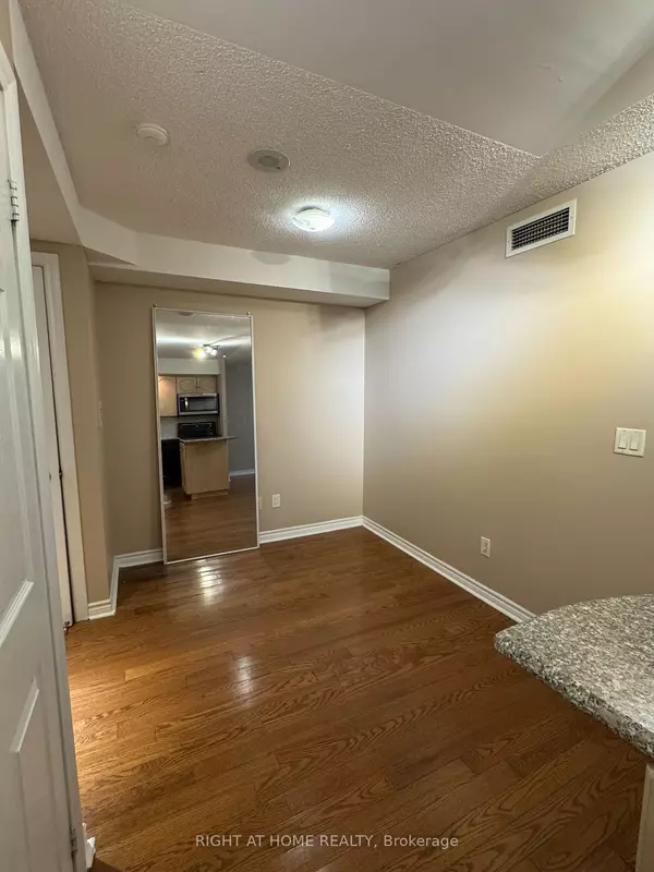 Toronto C01, ON M5V 3P6,250 Wellington ST W #644