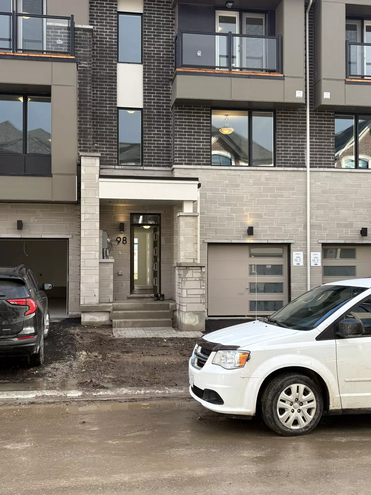 Barrie, ON L9J 1A5,98 Pearen LN