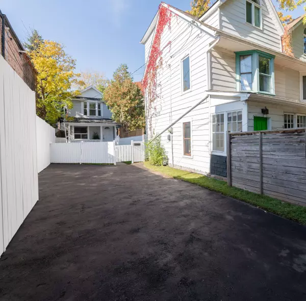 106 Willow AVE, Toronto E02, ON M4E 3K3