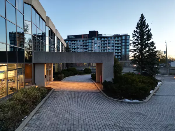 Elmvale Acres And Area, ON K1G 4G3,1929 Russell RD #204