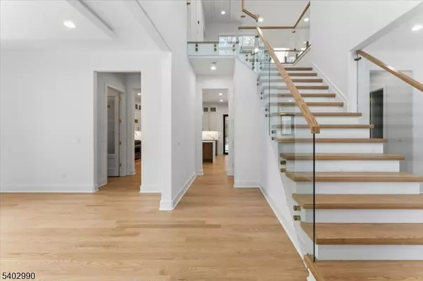 Livingston Twp., NJ 07039,83 Falcon Rd