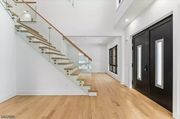 Livingston Twp., NJ 07039,83 Falcon Rd