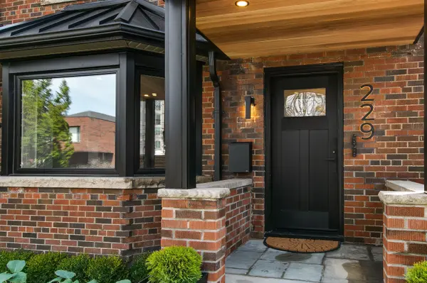 Toronto C10, ON M4S 1R9,229 Manor RD E