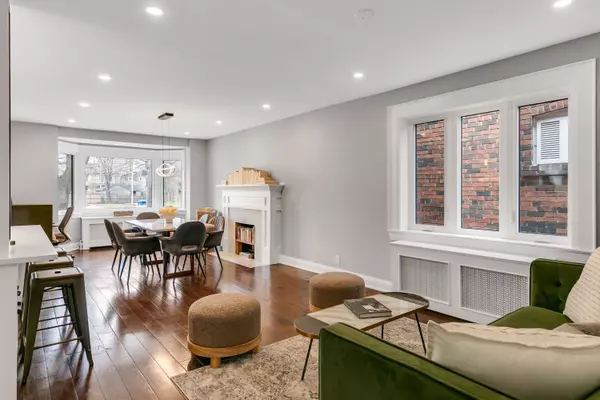 Toronto C10, ON M4S 1R9,229 Manor RD E