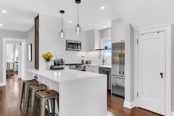 Toronto C10, ON M4S 1R9,229 Manor RD E