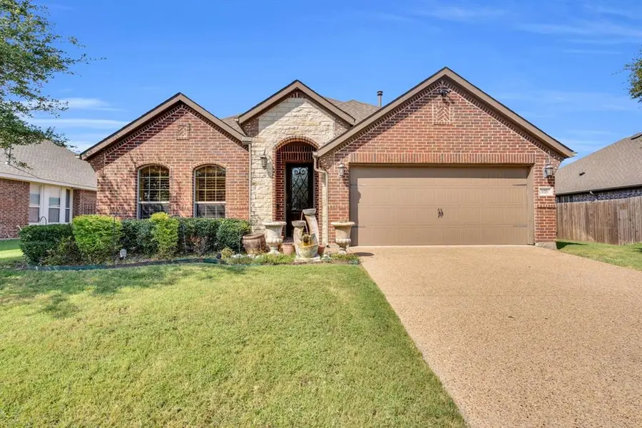 105 Manor Lane, Waxahachie, TX 75165