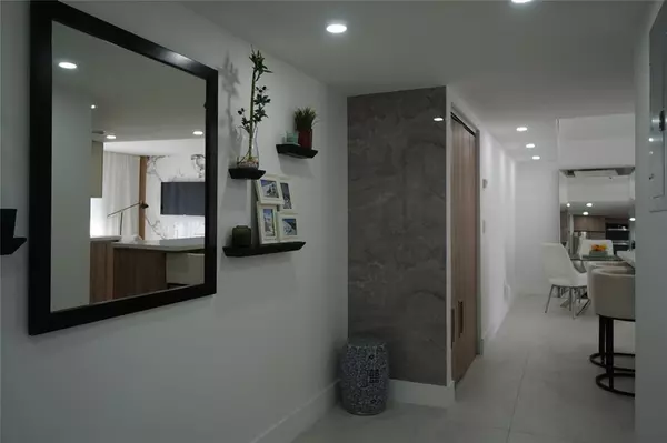 Miami Beach, FL 33141,6941 Carlyle Ave #4C