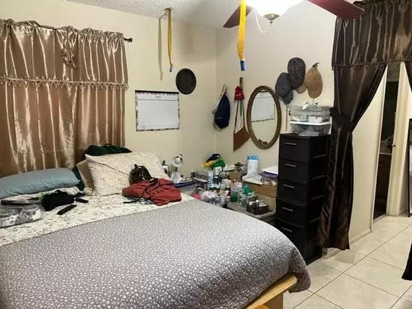 4220 NW 21st St #209, Lauderhill, FL 33313