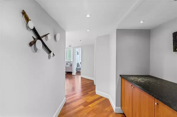 Miami, FL 33132,1717 N Bayshore Dr #3040