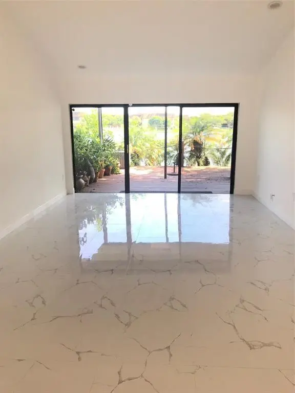 Miami, FL 33179,598 NE 199th Ter #6Y