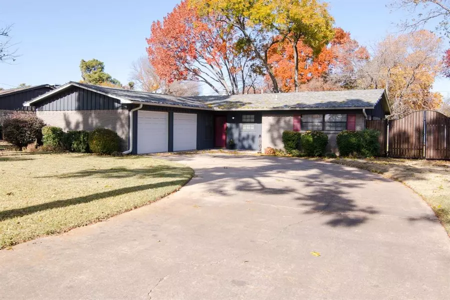 241 Hedgerow Lane, Lewisville, TX 75057