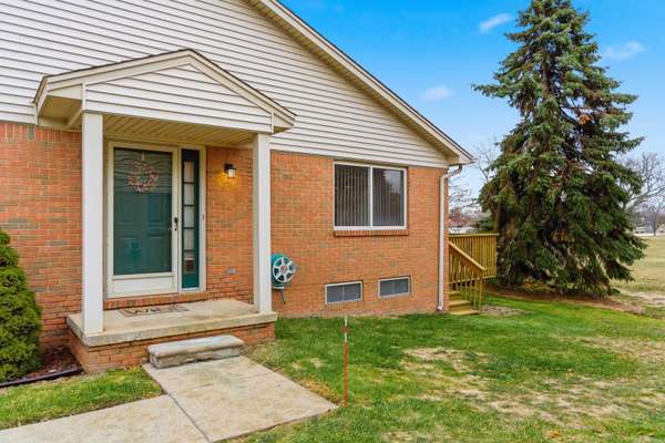 11414 Celtic Manor CT, Warren, MI 48089