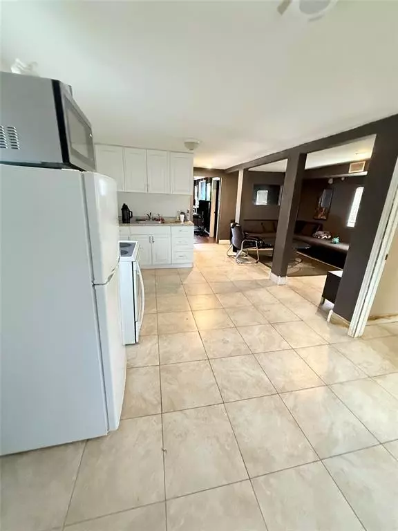 Hollywood, FL 33023,5621 Pembroke Rd