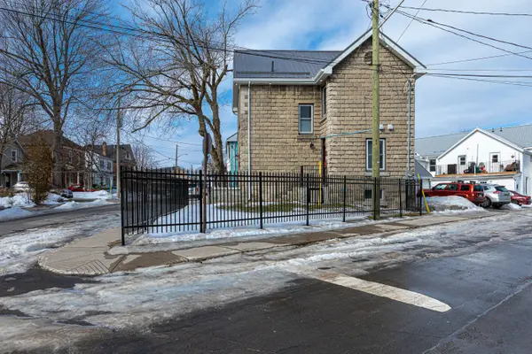 Kingston, ON K7K 3X4,45 Chestnut ST