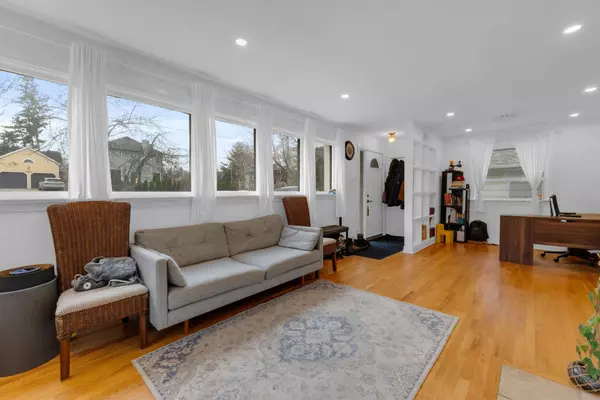 Mississauga, ON L5G 3G2,1235 Old River RD