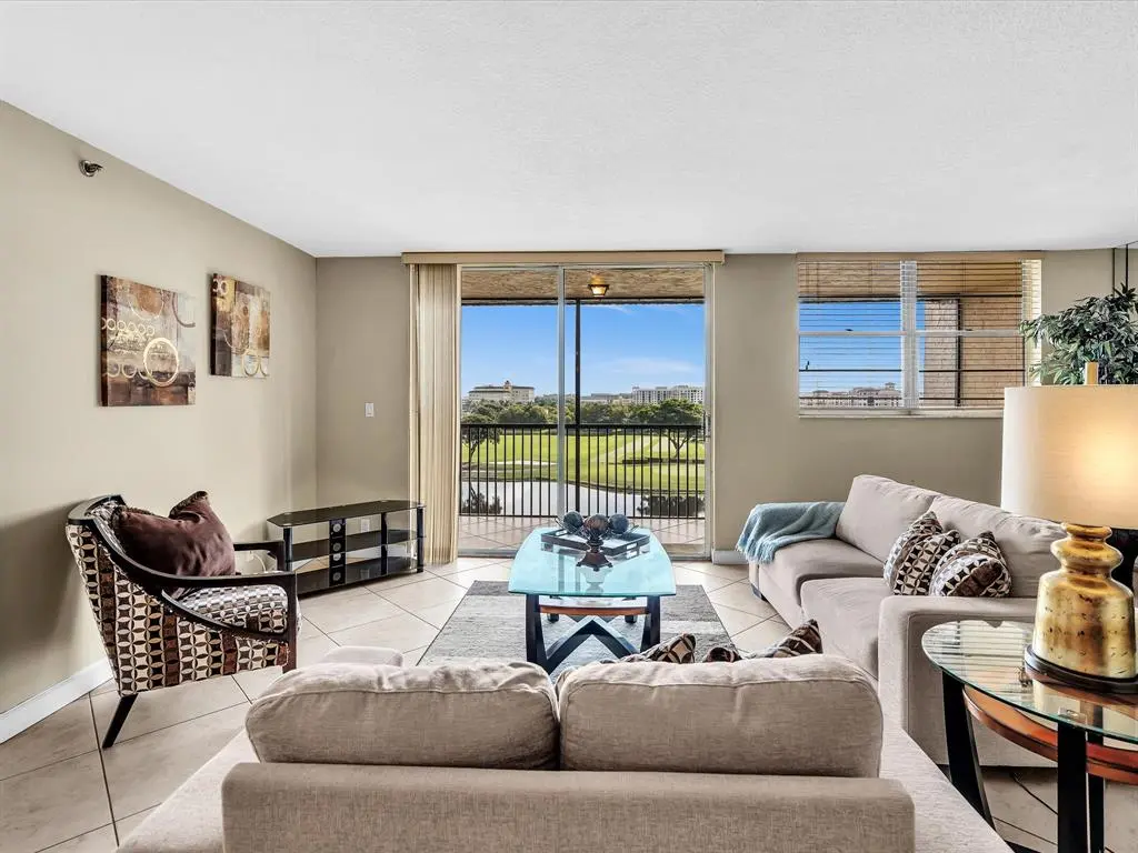 Davie, FL 33328,3300 W Rolling Hills Cir #705