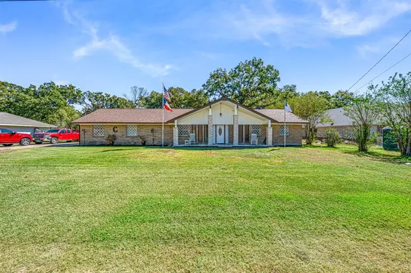 1075 Oak Ridge Drive, Oak Ridge, TX 75160
