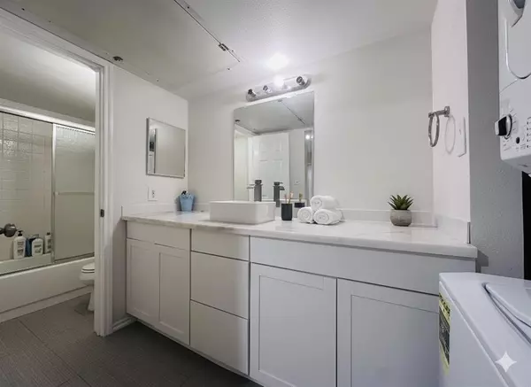 Dallas, TX 75243,9827 Walnut Street #113