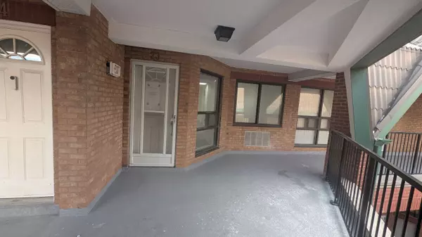 Toronto E02, ON M4E 1E2,2112 Queen ST #23