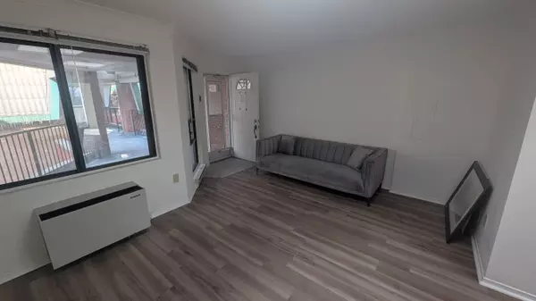 Toronto E02, ON M4E 1E2,2112 Queen ST #23